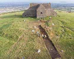 It is said there was a monument with a prehistoric passage grave on the hill whose stones were used to construct the lodge. Just after completion, the